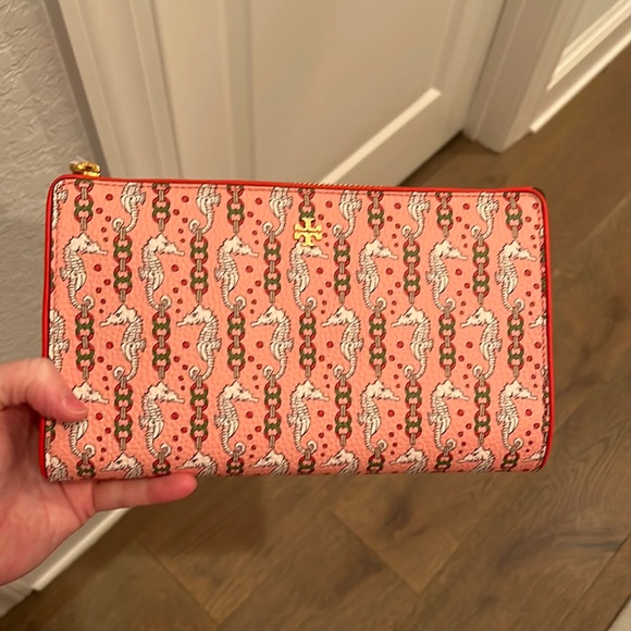 Tory Burch Handbags - NWT Tory Burch factory seahorse wallet on a chain